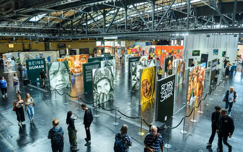 Wanderausstellung mit großen Bildwänden in einer Halle