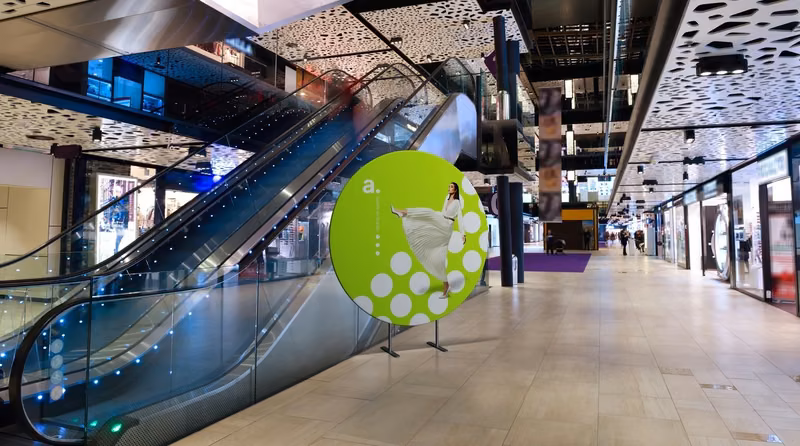Rundes Display mit Branding in einem Einkaufszentrum