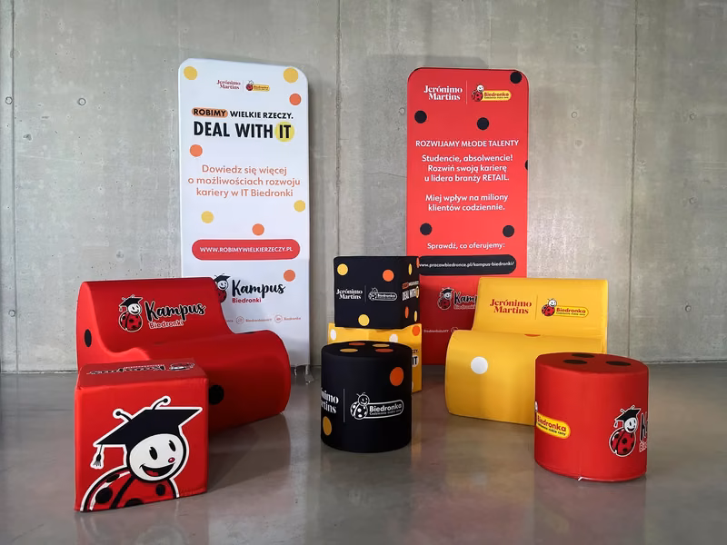 Leuchtende Displays und Sitzmöbel mit Branding am Messestand
