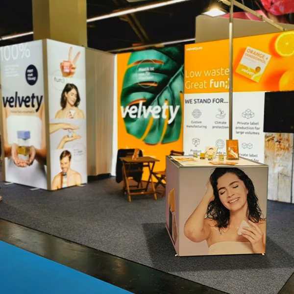 Kompletter Messestand mit Leuchtwänden und beleuchteter Theke