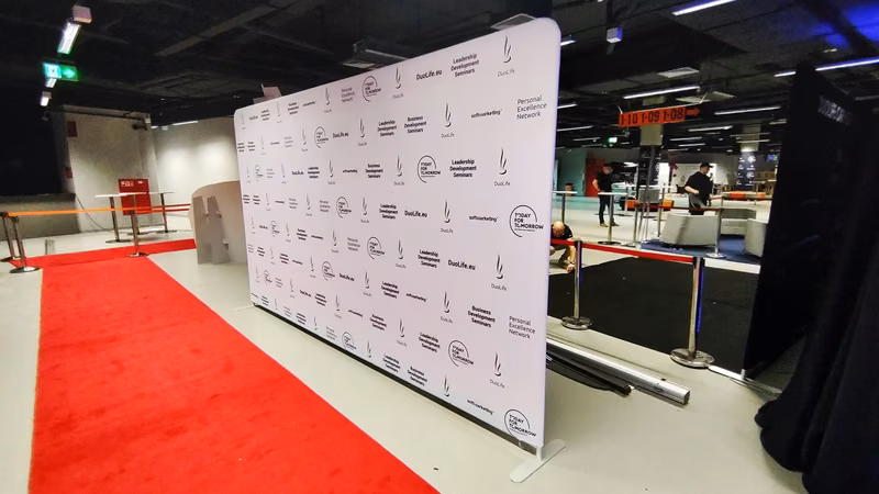 Pressewand mit Logos und rotem Teppich