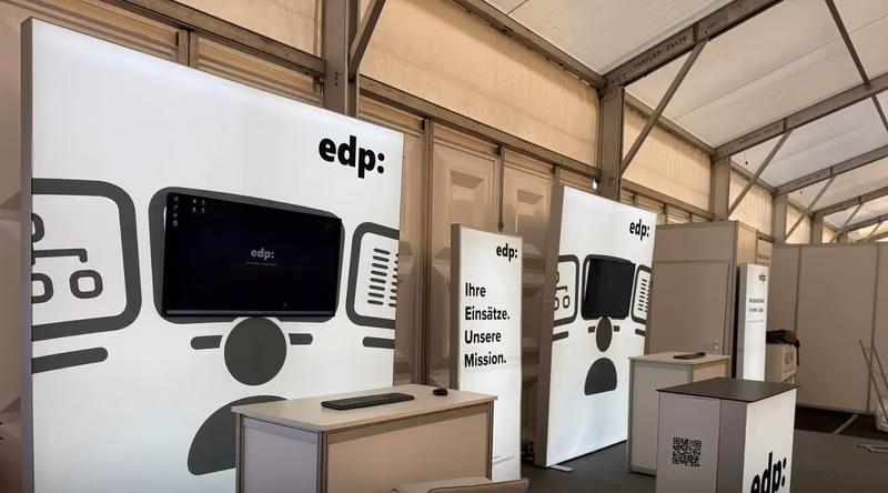 Messestand von edp mit beleuchteten Wänden und Display