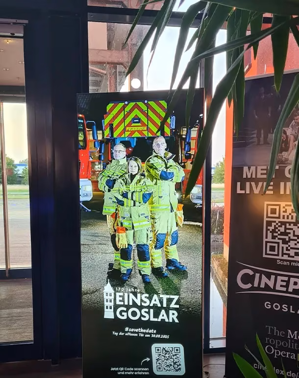 Beleuchteter Spannrahmen der Feuerwehr Goslar im Kino-Foyer