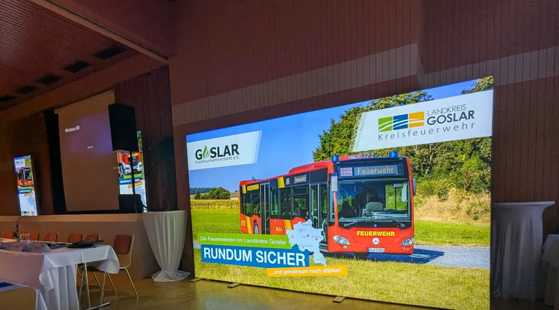 Beleuchteter Rahmen des Landkreises Goslar bei einer Veranstaltung