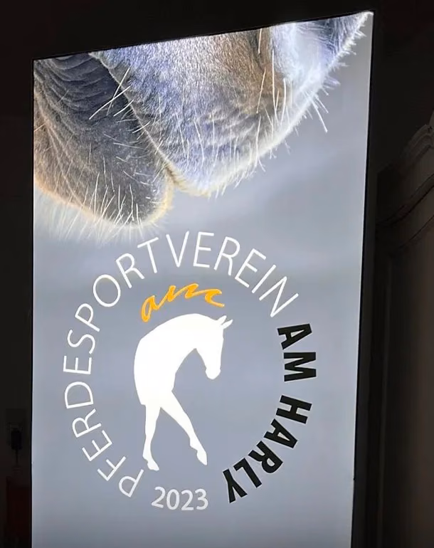 Beleuchteter Spannrahmen des Pferdesportvereins am Harly