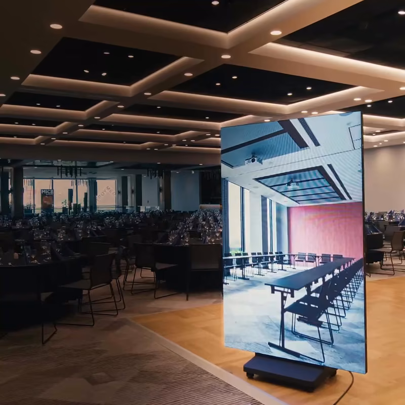 Digitales LED-Poster in einem festlich eingedeckten Hotel-Bankettsaal